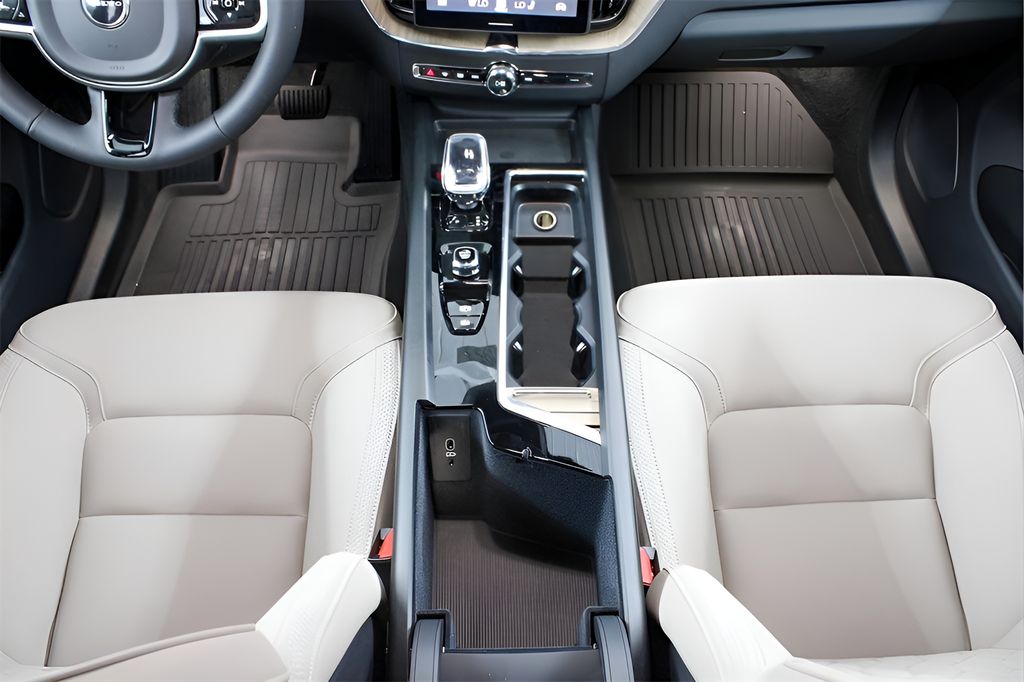 2026 Volvo XC60 Plus - Photo 17