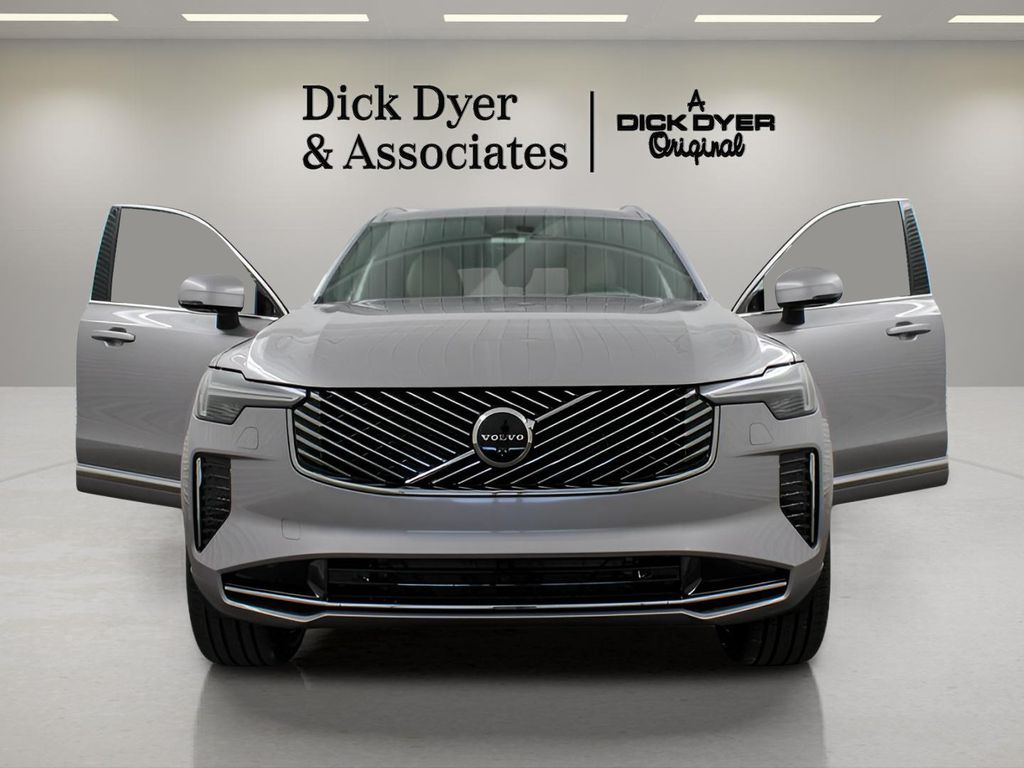 2026 Volvo XC90 Plus - Photo 7