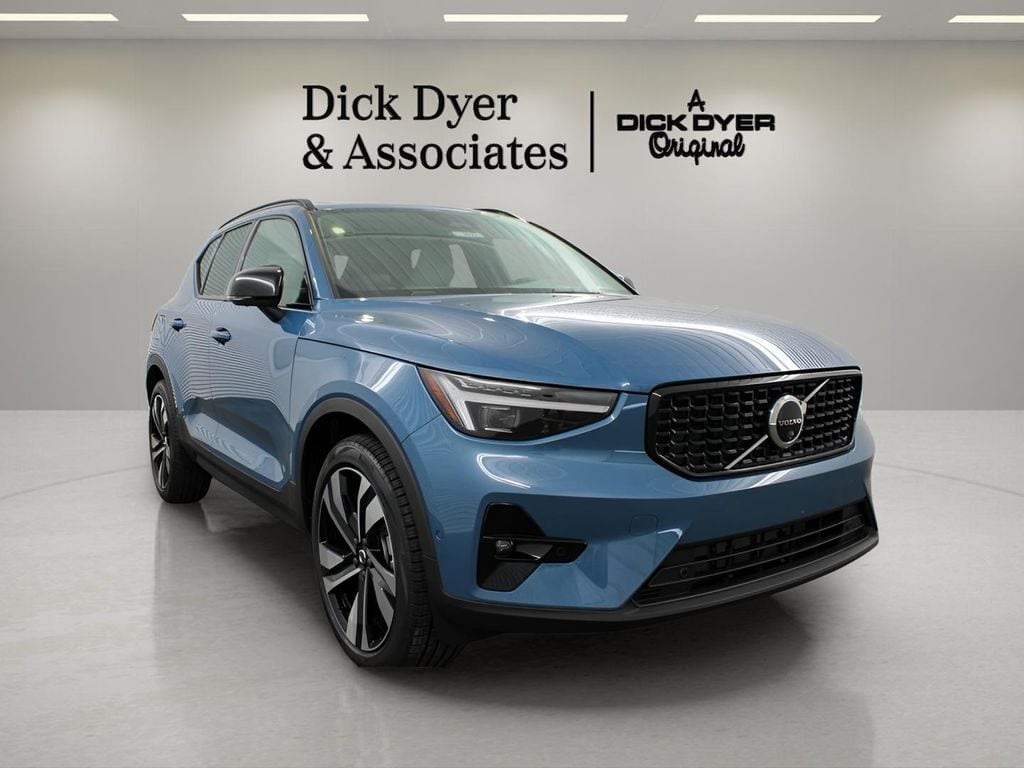 2025 Volvo XC40 B5 Ultra Dark AWD's photo
