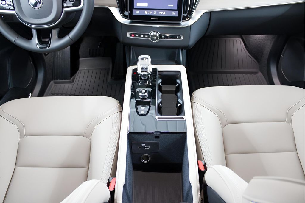 2026 Volvo XC90 Plus - Photo 17