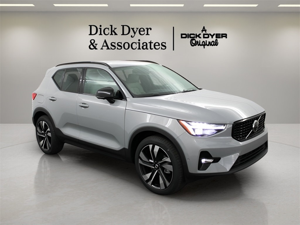 2025 Volvo XC40 B5 Ultra Dark Theme