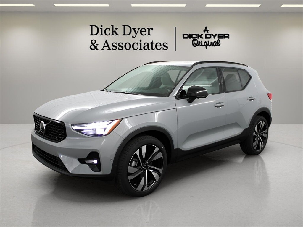 2025 Volvo XC40 photo 2
