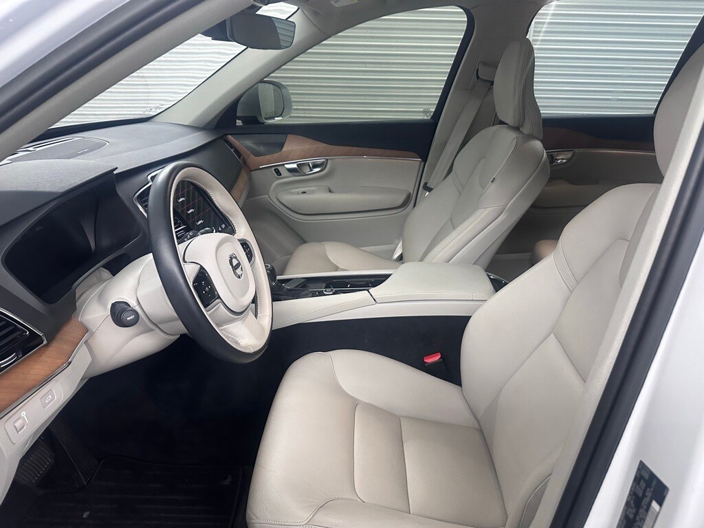 2022 Volvo XC90 T6 AWD Momentum photo 3