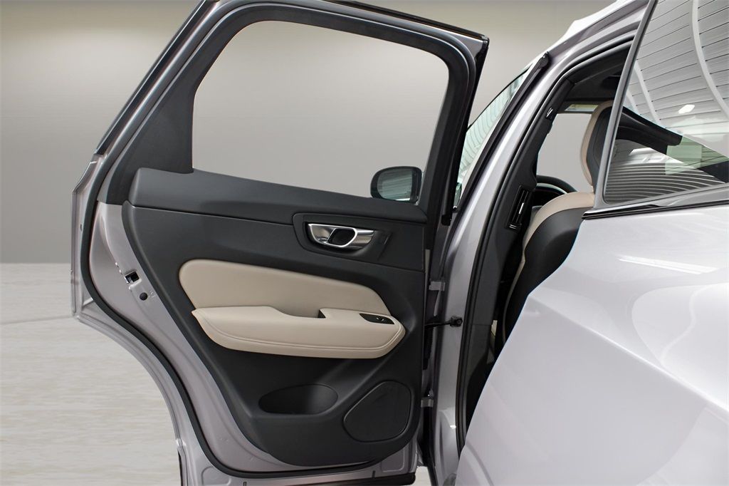 2026 Volvo XC60 Plus - Photo 30