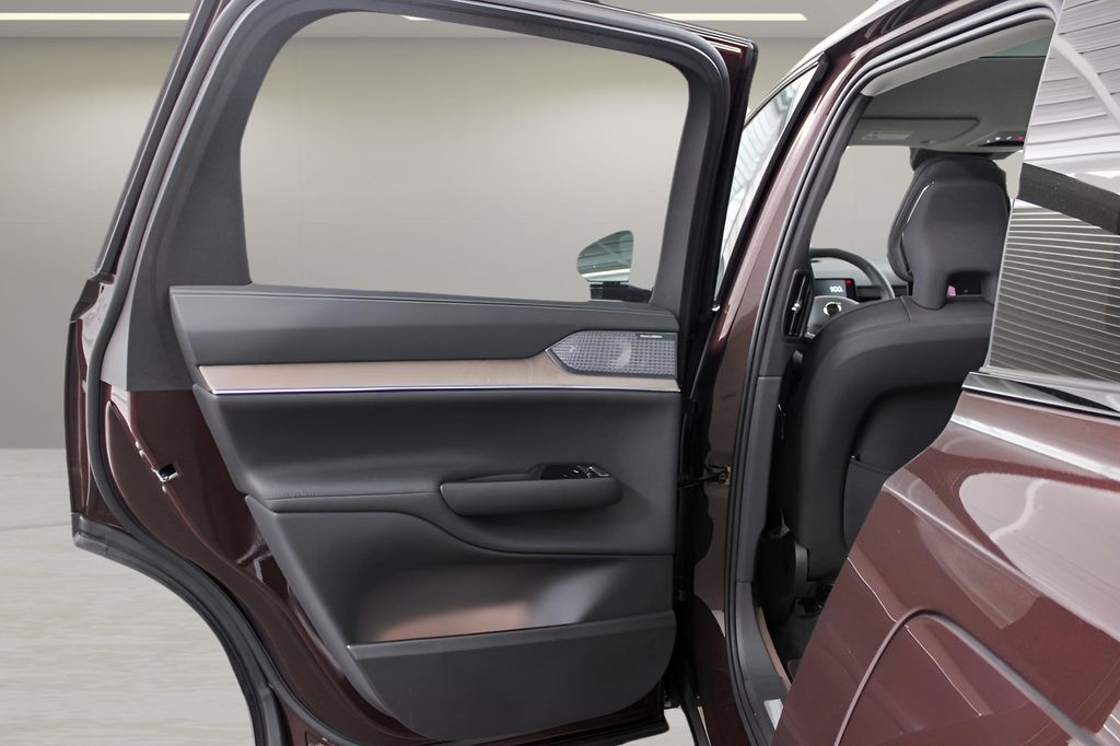 2025 Volvo EX90 Ultra - Photo 18