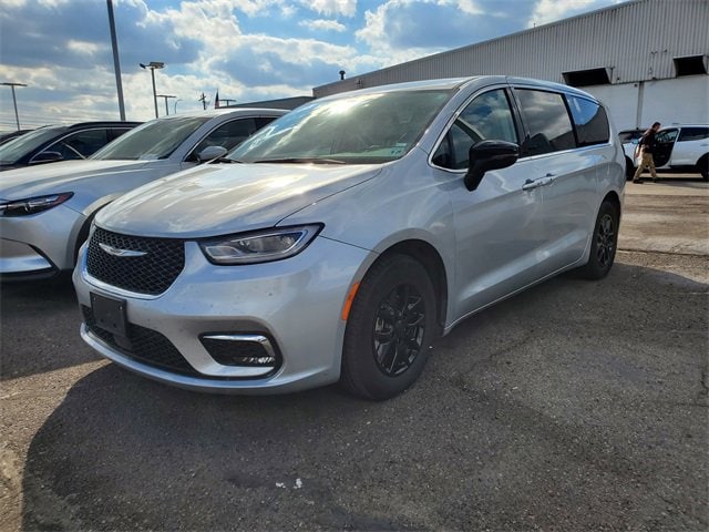 2024 Chrysler Pacifica Touring L's photo