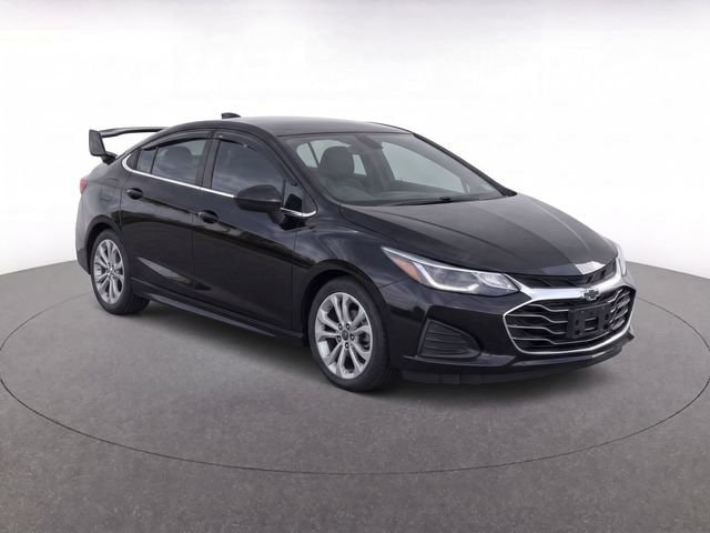 Used 2019 Chevrolet Cruze LT with VIN 1G1BE5SM5K7134870 for sale in Southgate, MI