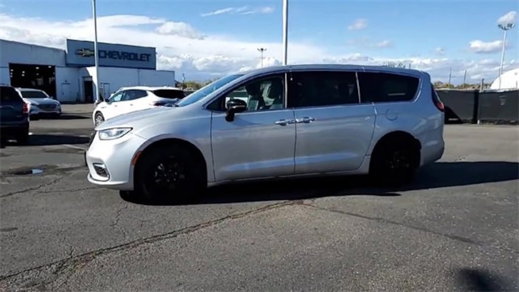 Used 2024 Chrysler Pacifica Touring L Van Passenger Van