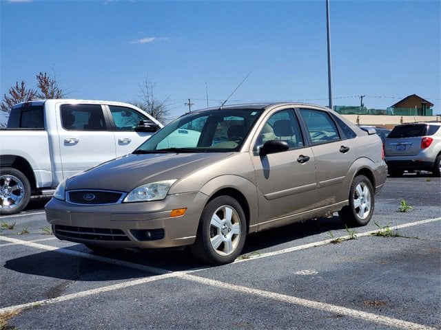 Used 2005 Ford Focus ZX4 S with VIN 1FAFP34NX5W310583 for sale in Southgate, MI