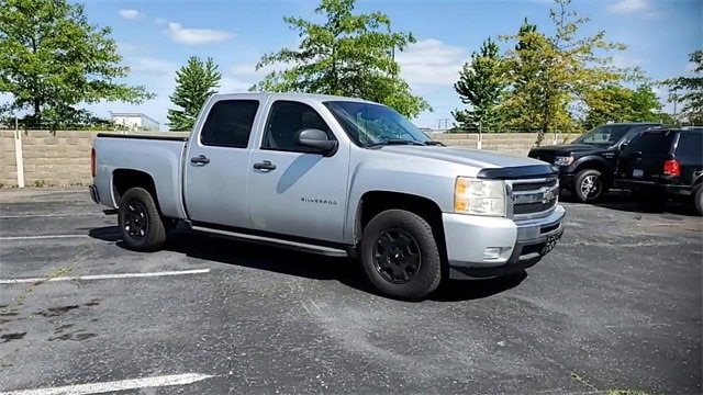 Used 2011 Chevrolet Silverado 1500 LT with VIN 3GCPCSE04BG405688 for sale in Southgate, MI