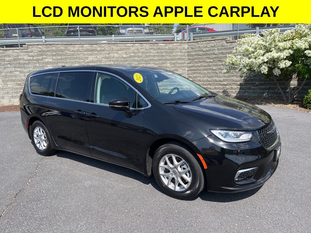 2023 Chrysler Pacifica Touring L's photo