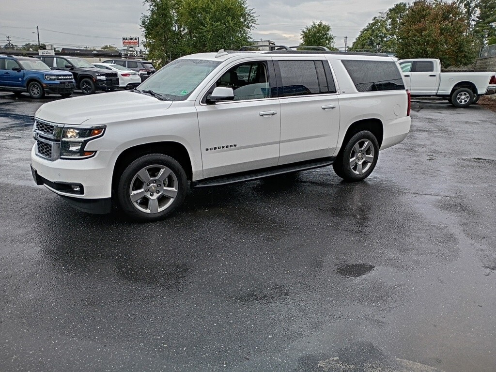 2019 Chevrolet Suburban LT photo 3