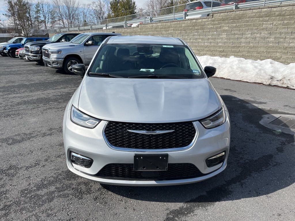 Used 2024 Chrysler Pacifica Touring L Van Passenger Van