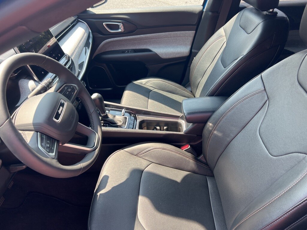 2023 Jeep Compass Latitude Lux photo 2