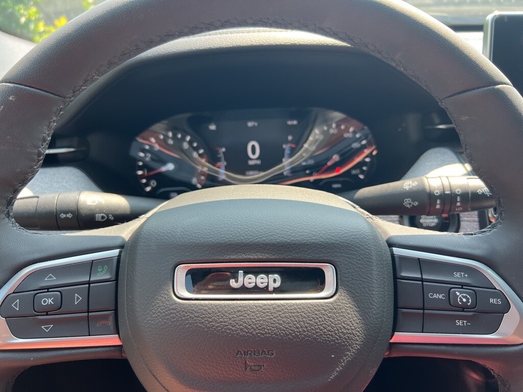 2023 Jeep Compass Latitude Lux photo 4