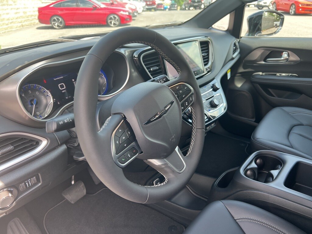 2025 Chrysler Voyager LX photo 4