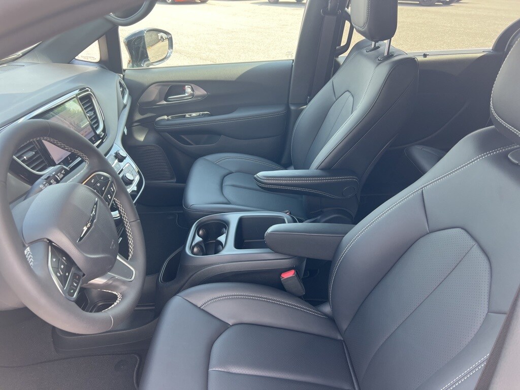 2025 Chrysler Voyager LX photo 2