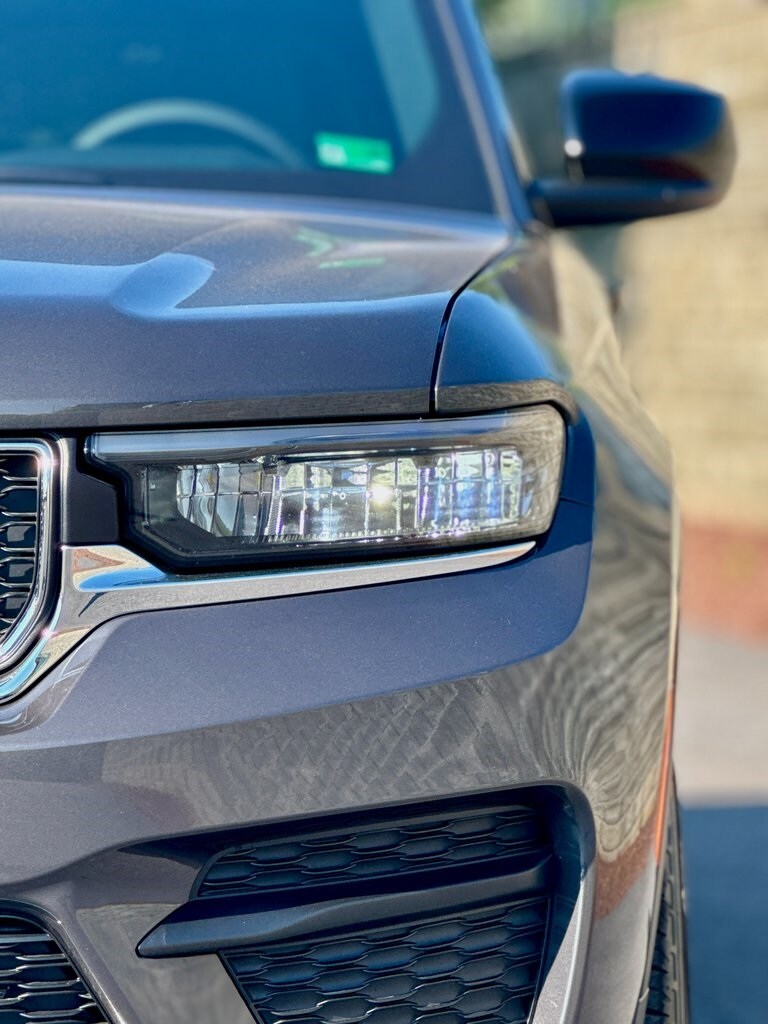 2025 Jeep Grand Cherokee Laredo photo 4