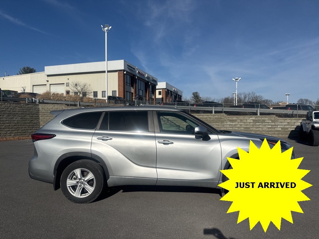 2023 Toyota Highlander LE's photo