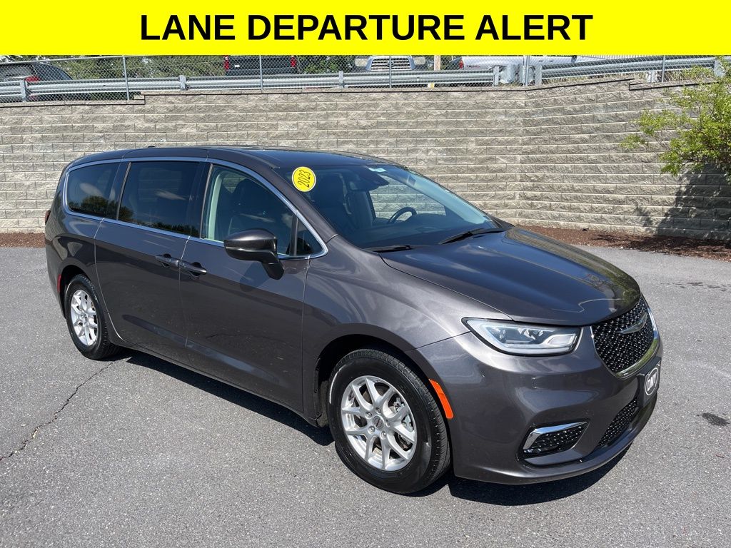 2023 Chrysler Pacifica Touring L's photo