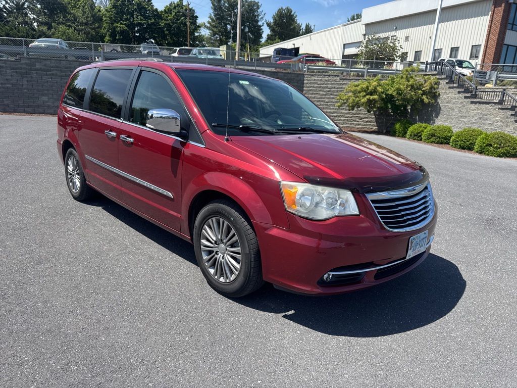 2014 Chrysler Town & Country Touring-L's photo