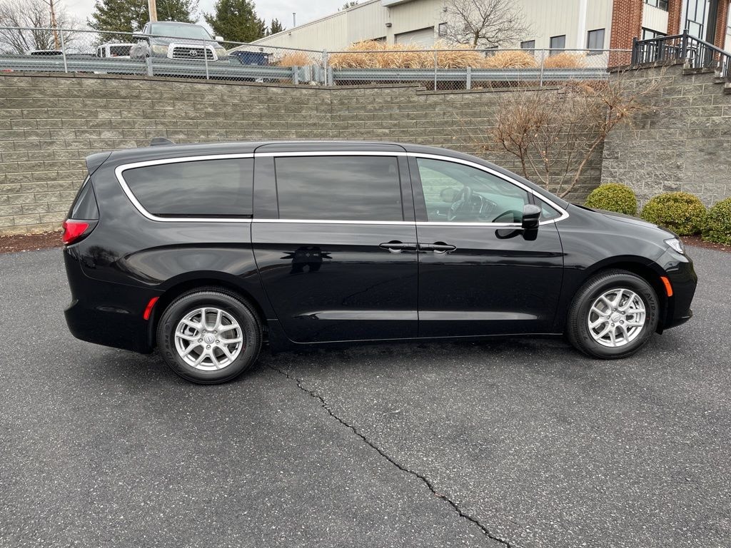 New 2026 Chrysler Pacifica SELECT Passenger Van