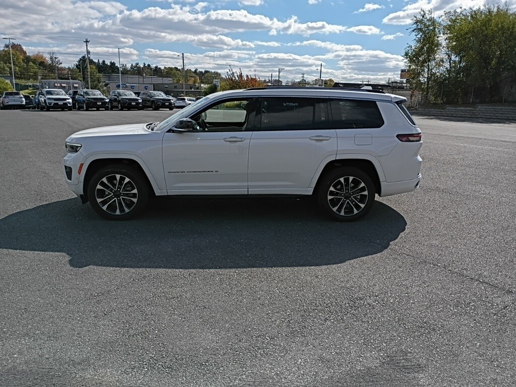 2022 Jeep Grand Cherokee Overland photo 2