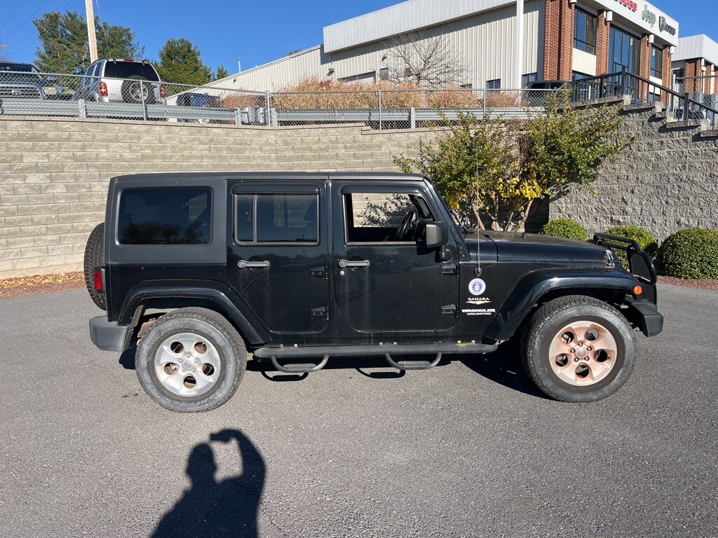 2013 Jeep Wrangler Unlimited Sahara photo 2
