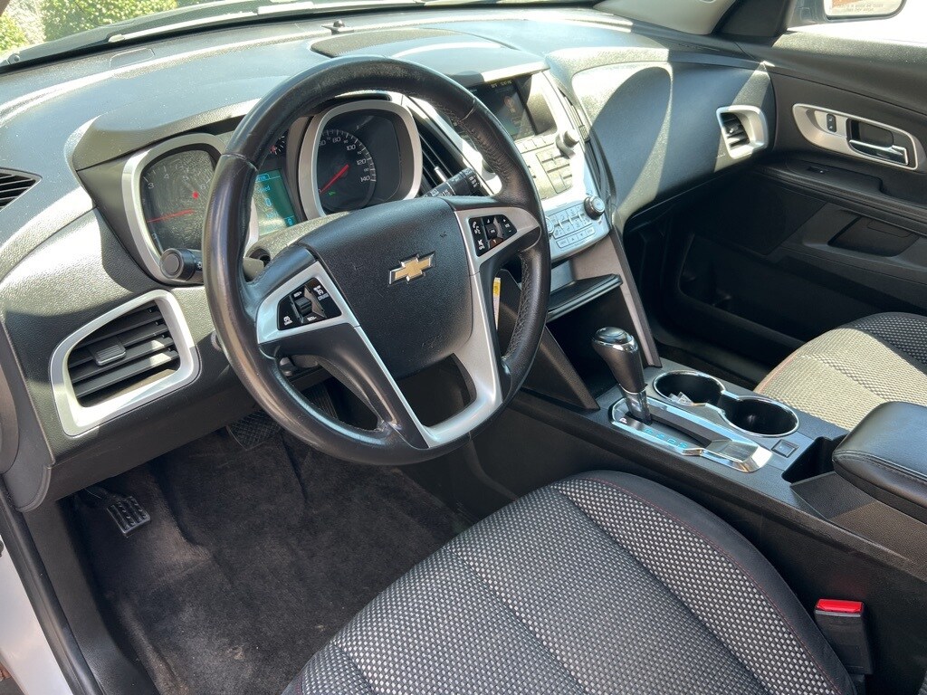 2016 Chevrolet Equinox LT photo 2