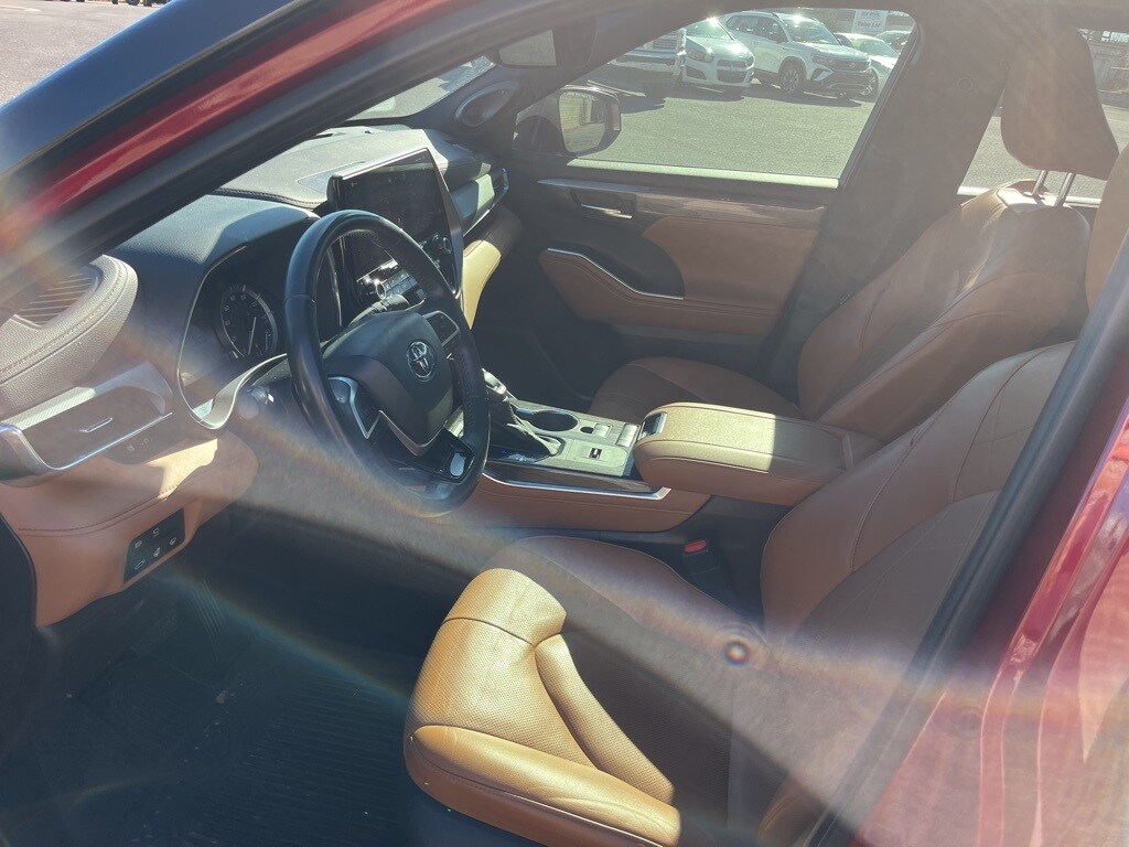 2022 Toyota Highlander Platinum photo 2