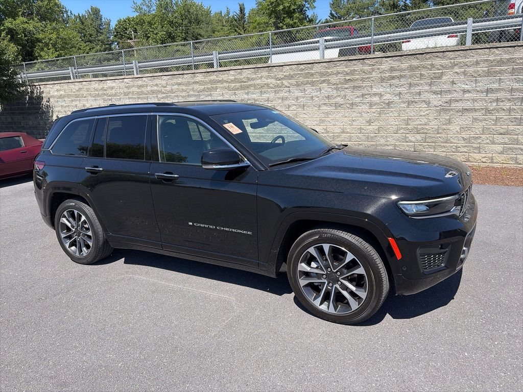 2023 Jeep Grand Cherokee Overland 4x4's photo