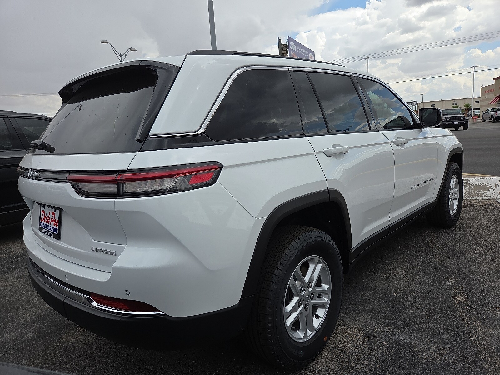 2025 Jeep Grand Cherokee Laredo photo 4