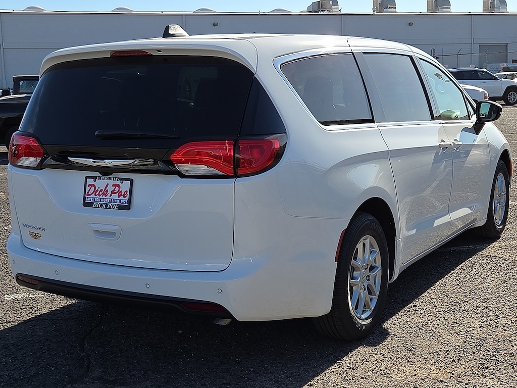 2026 Chrysler Voyager LX photo 4