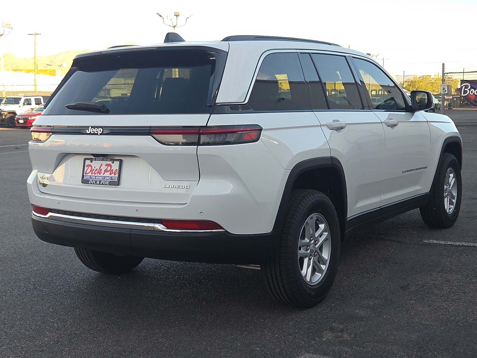 2025 Jeep Grand Cherokee Laredo photo 4