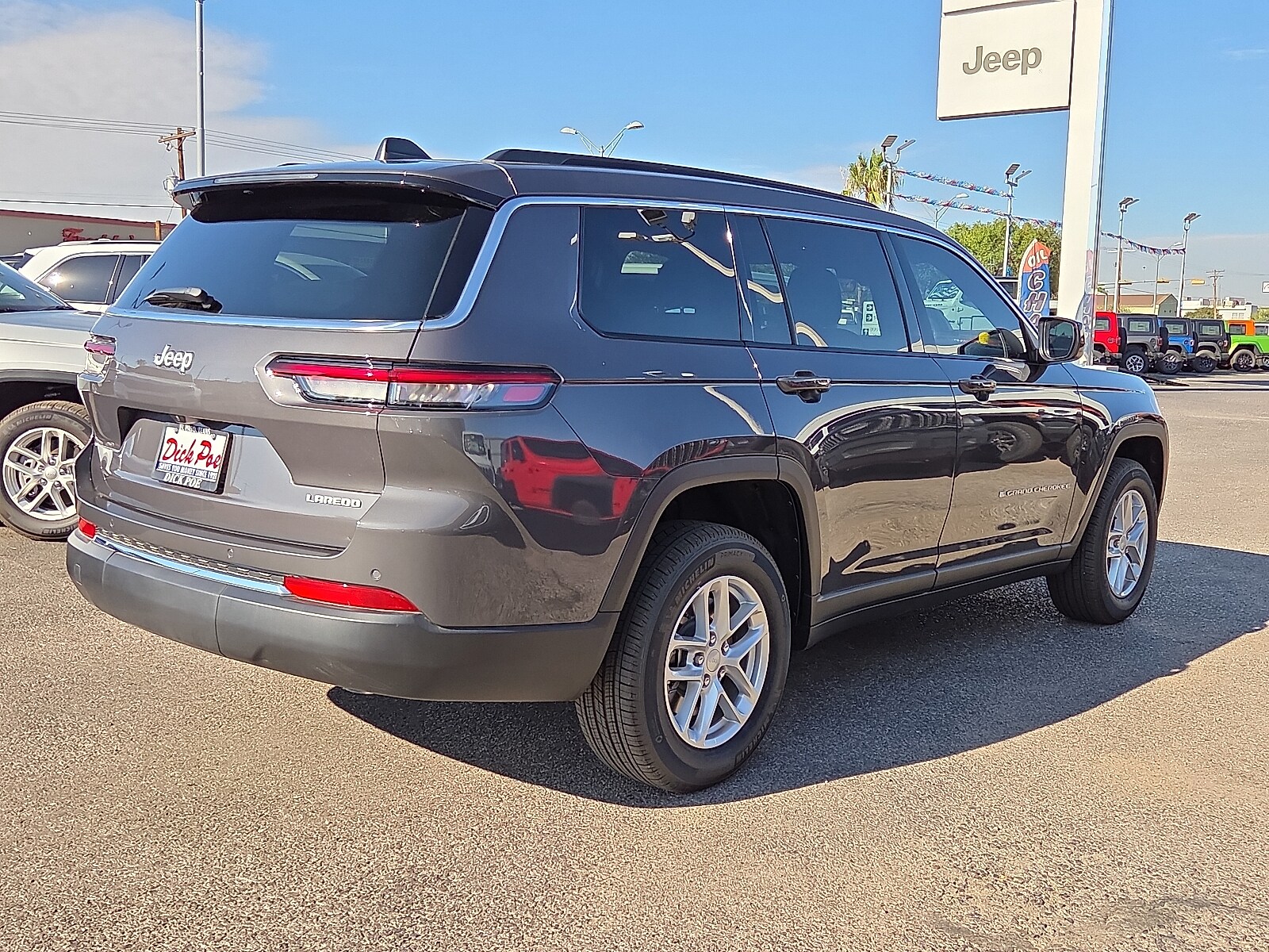 2025 Jeep Grand Cherokee Laredo photo 4