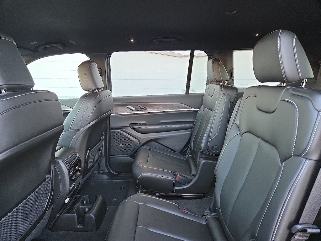 2025 Jeep Grand Cherokee Limited Sport photo 3