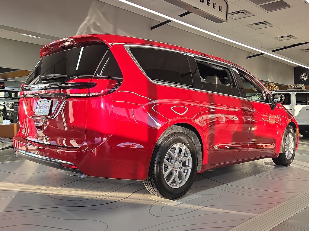 2026 Chrysler Pacifica photo 4