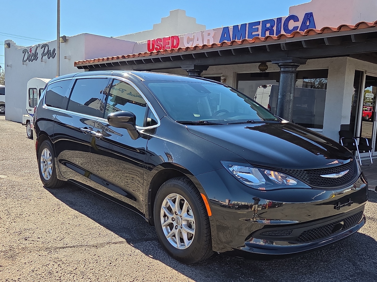 2023 Chrysler Voyager LX VAN PASSENGE's photo