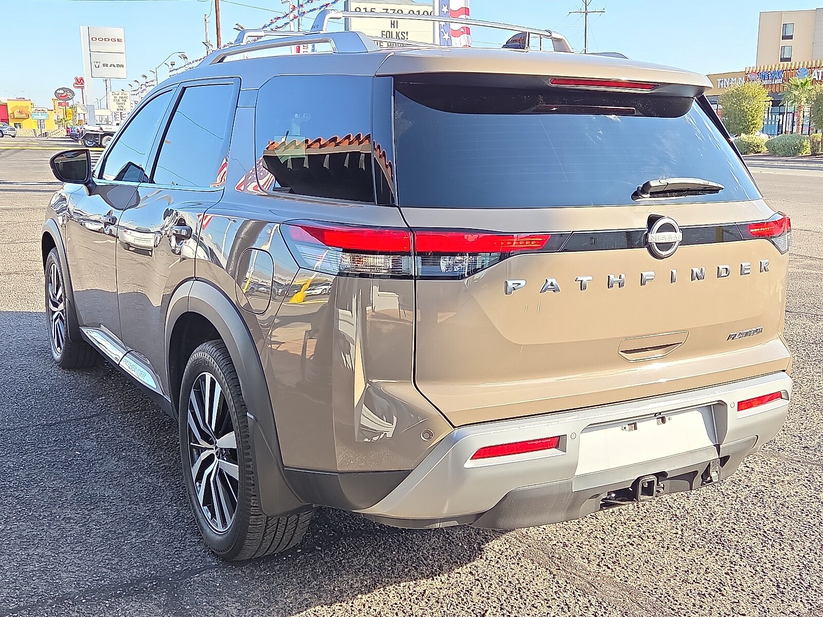 2023 Nissan Pathfinder Platinum photo 3