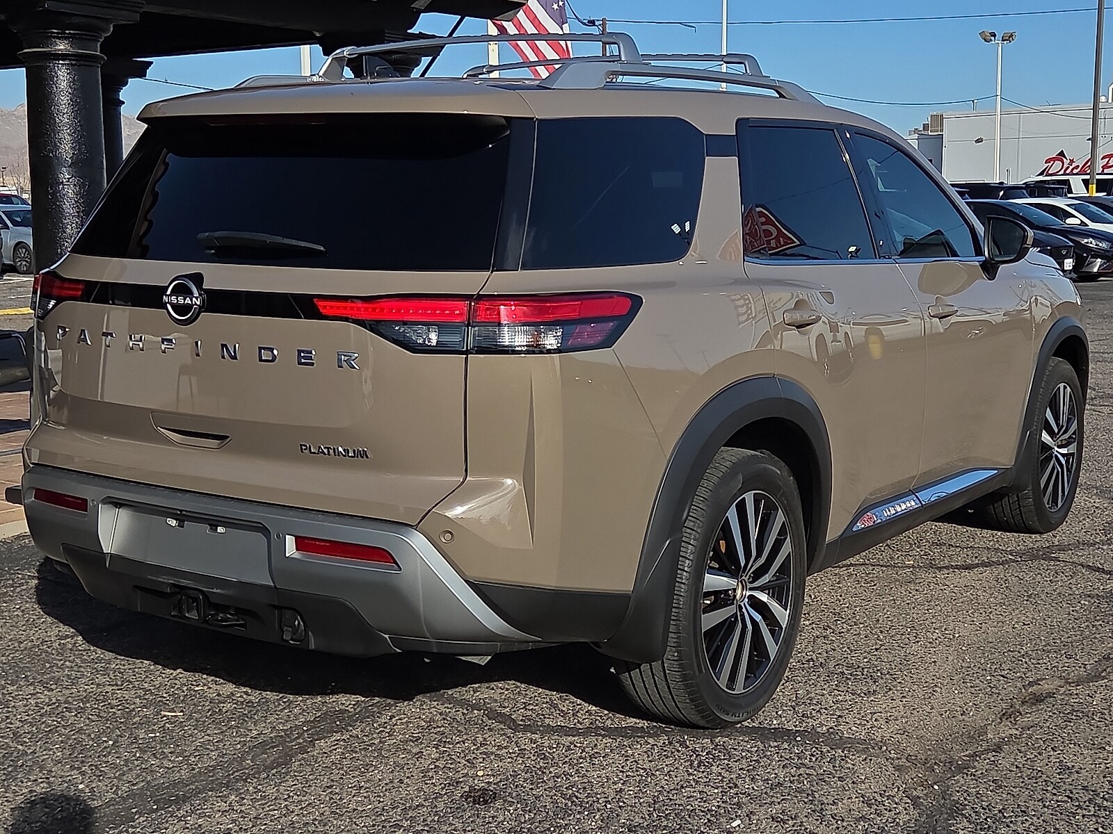 2023 Nissan Pathfinder Platinum photo 4