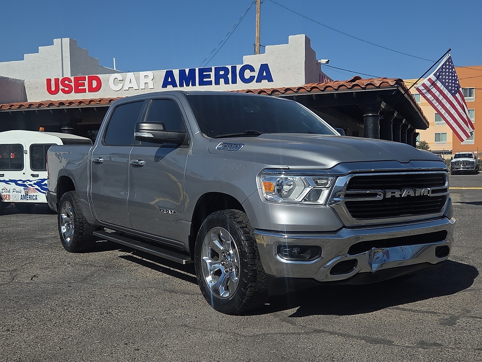 2019 RAM 1500 Big Horn/Lone Star 4x4 Crew Cab 5'7's photo