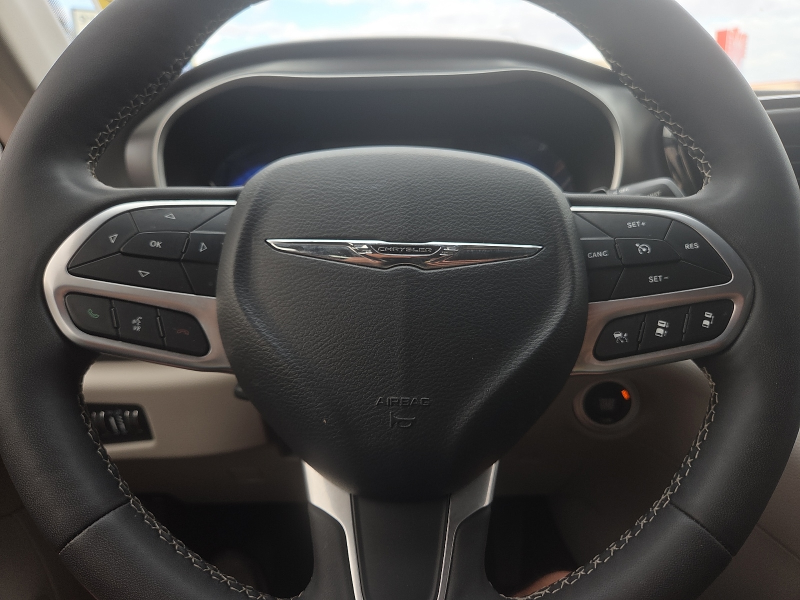 2024 Chrysler Pacifica Touring L - Photo 12