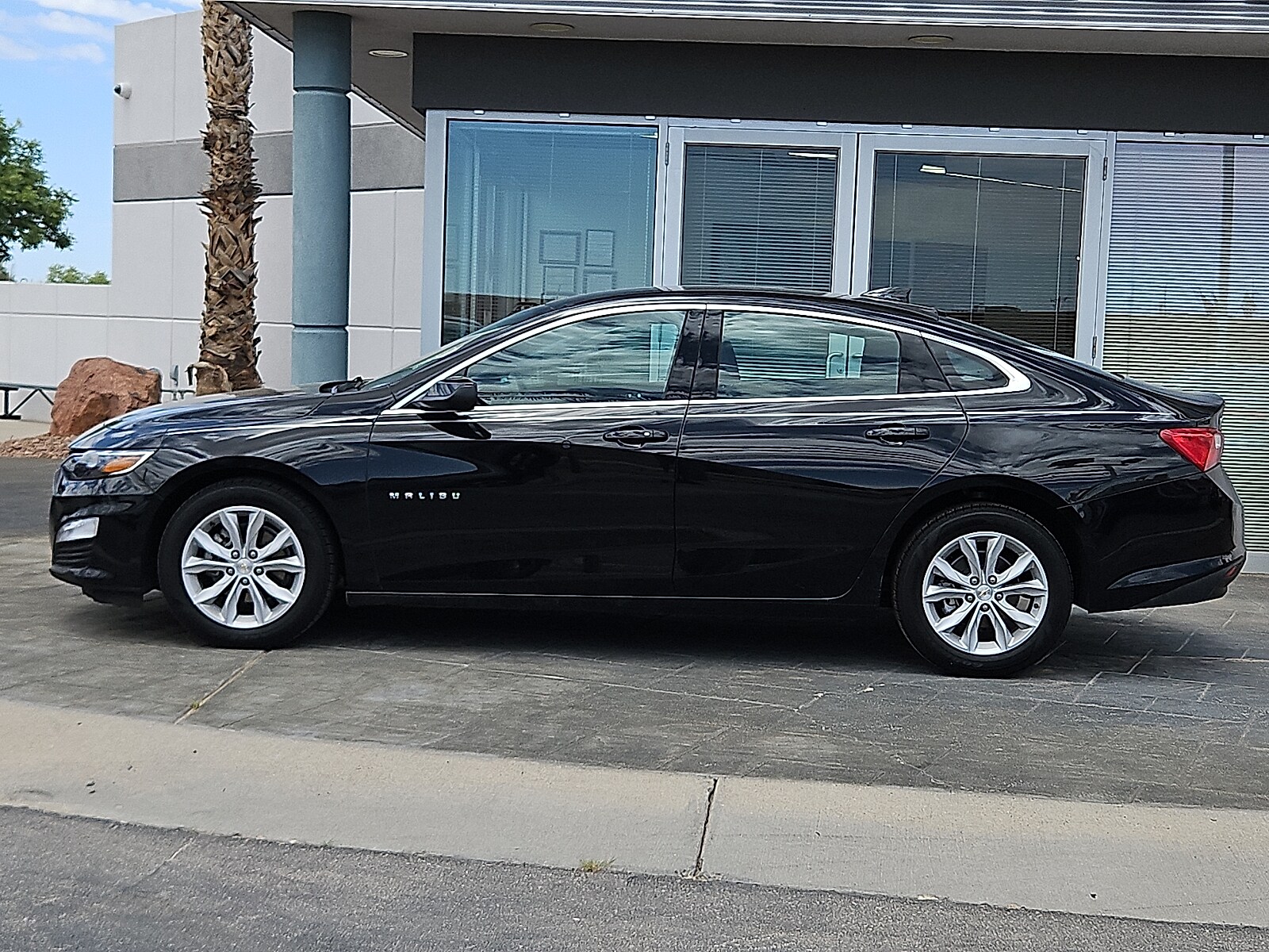 2025 Chevrolet Malibu 1LT photo 2