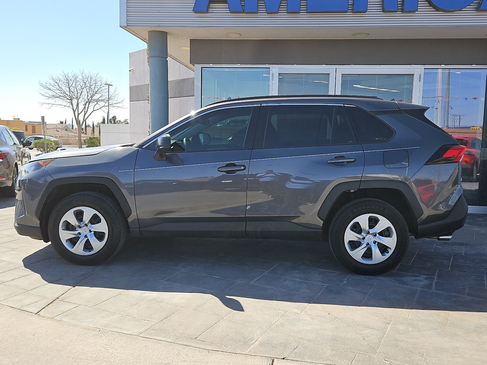 2019 Toyota RAV4 LE photo 2
