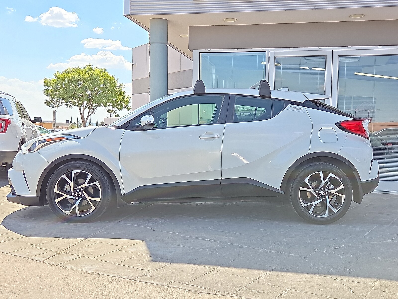 2018 Toyota C-HR XLE photo 2