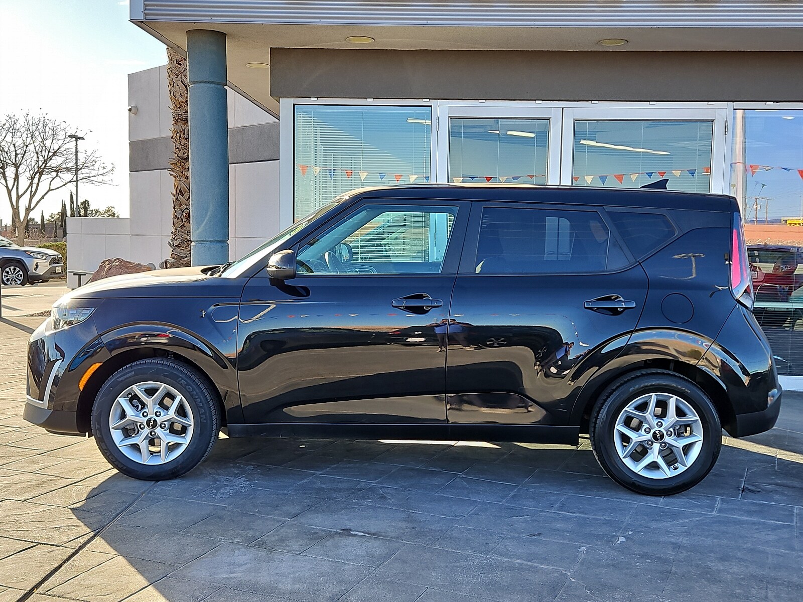 2023 Kia Soul LX photo 2