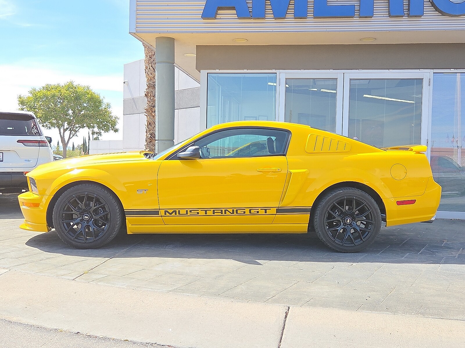 2005 Ford Mustang GT Premium photo 2