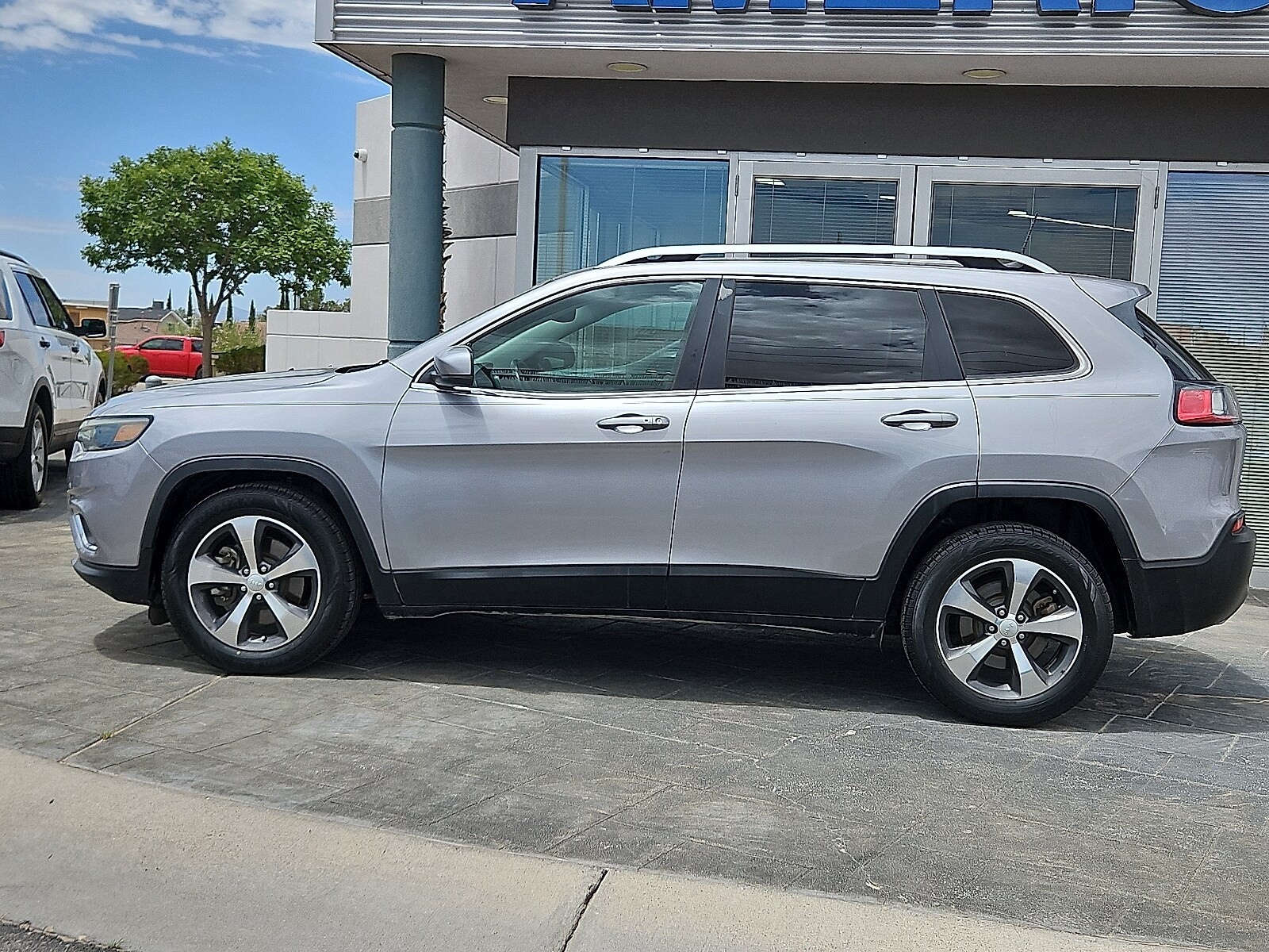 2019 Jeep Cherokee Limited photo 2