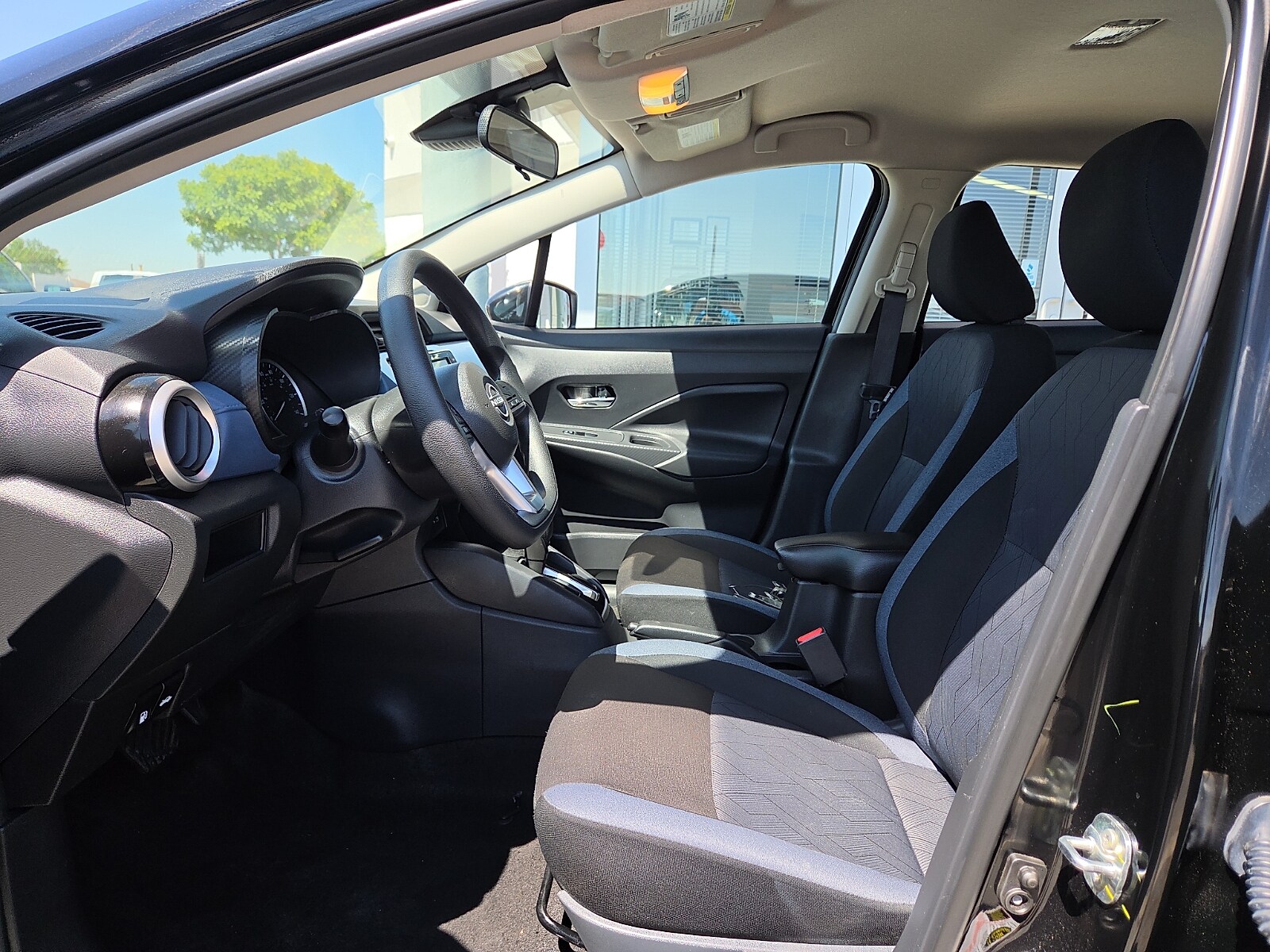 2025 Nissan Versa Sedan SV - Photo 9