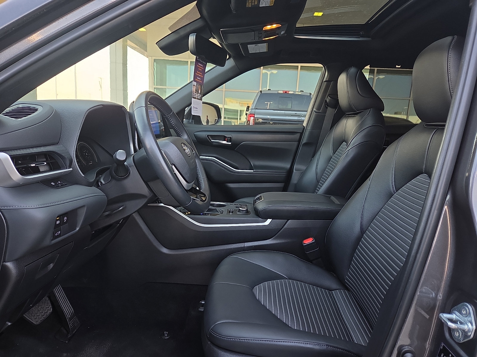2025 Toyota Highlander XSE - Photo 8